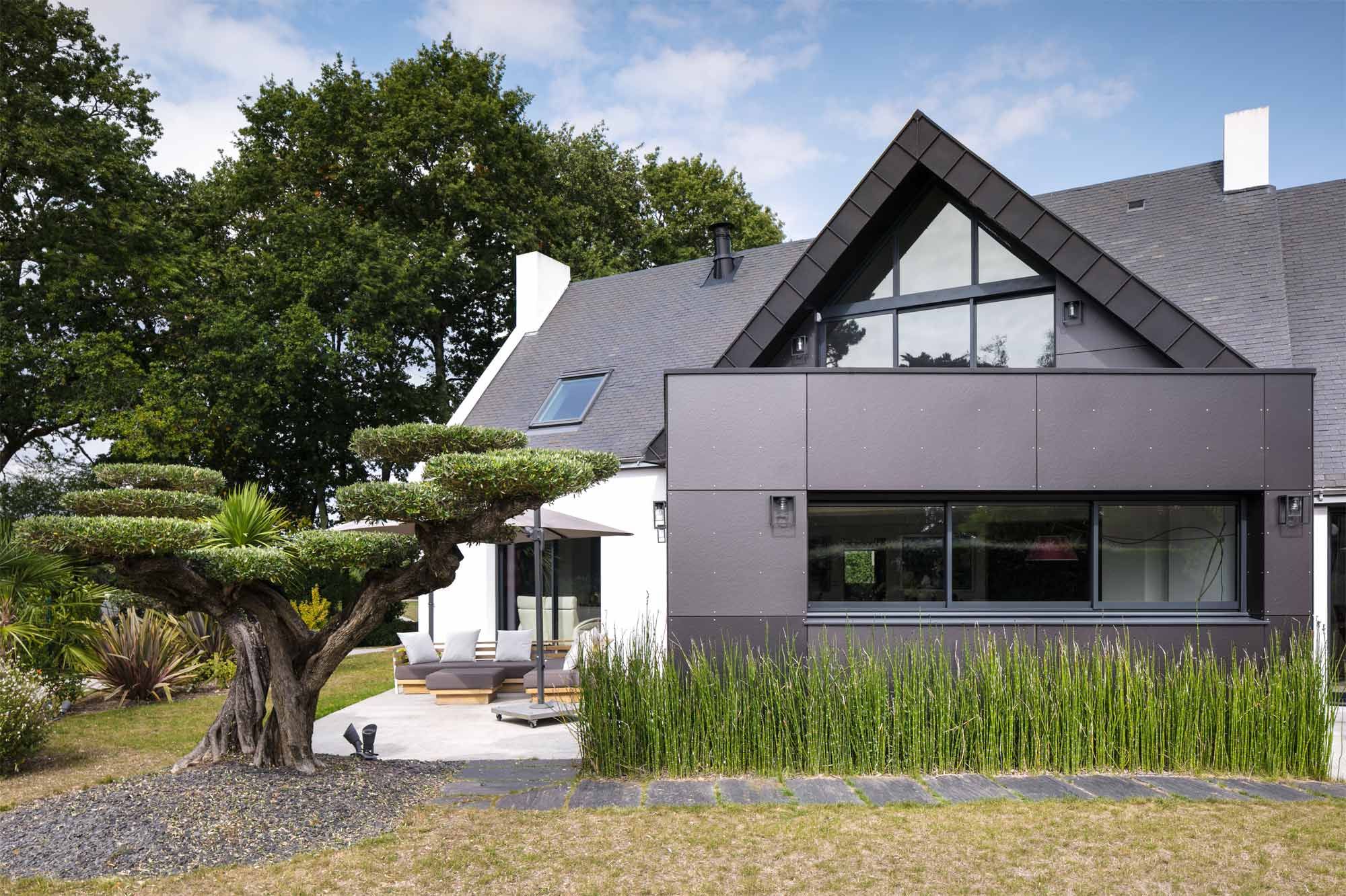 Maison néo-bretonne avec extension en toiture terrasse et bardage fibro-ciment