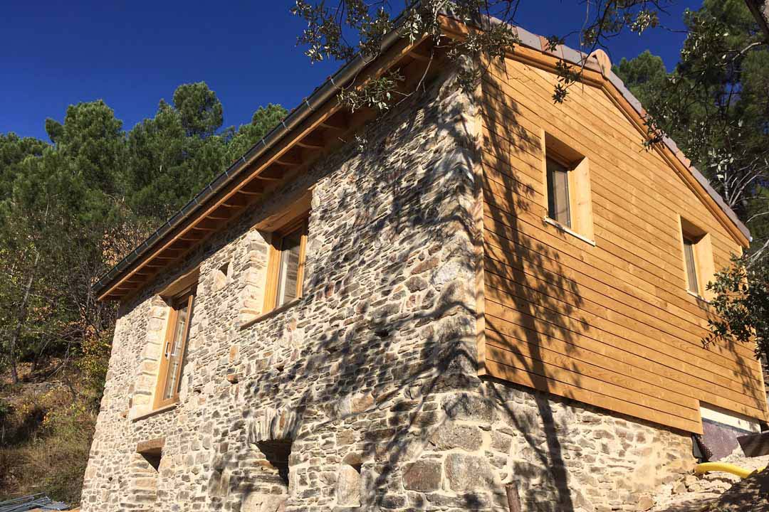 Maison pierre renovée avec joints chaux et bardage bois